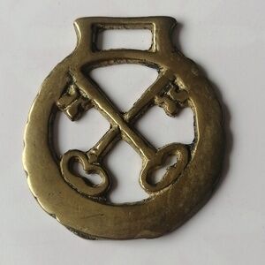 🔷2/$35🔷Vintage Horse Brass Crossed Keys Medallion Harness Ornament